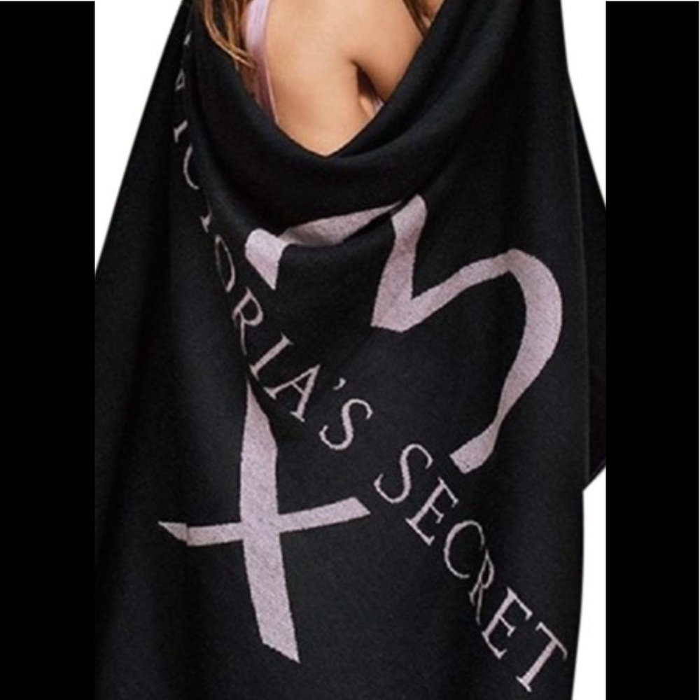 NWT Victoria’s Secret fringed blanket